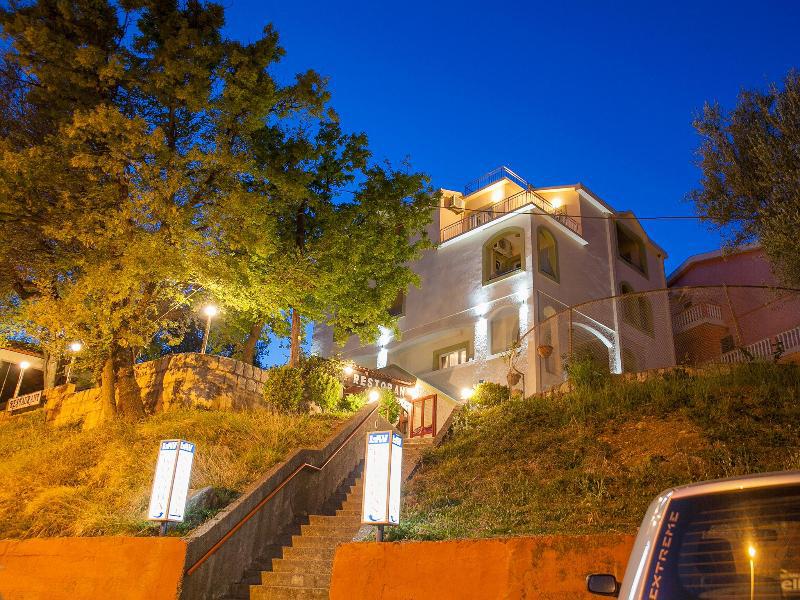 ホテル Pansion Nobel Petrovac エクステリア 写真